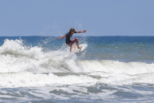 Belas mulheres também marcam presença na decisão do Brasileiro de Surf Profissional em Torres 86