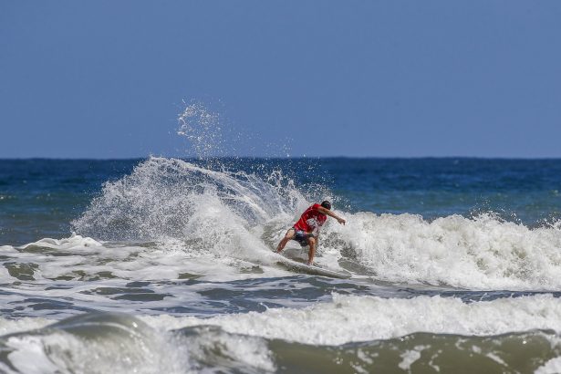 Belas mulheres também marcam presença na decisão do Brasileiro de Surf Profissional em Torres 88