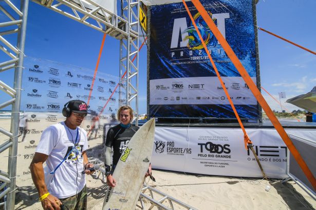 Belas mulheres também marcam presença na decisão do Brasileiro de Surf Profissional em Torres 90