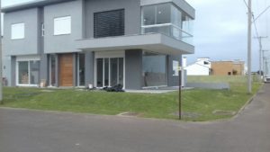 Como ter um pátio com grama verdinha e bem cuidada? Grama em Leiva do Alemão 380