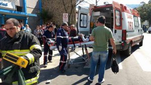 Carro invade calçada após colisão no centro de Osório 66