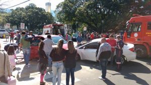 Carro invade calçada após colisão no centro de Osório 68