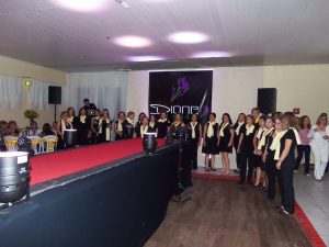 Lojas Dione Modas realizam desfile no chá da Amizade em Osório 852