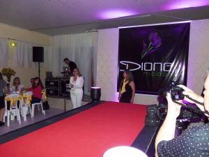 Lojas Dione Modas realizam desfile no chá da Amizade em Osório 854