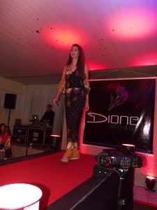 Lojas Dione Modas realizam desfile no chá da Amizade em Osório 856