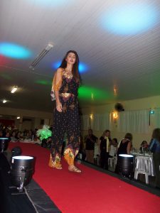 Lojas Dione Modas realizam desfile no chá da Amizade em Osório 858