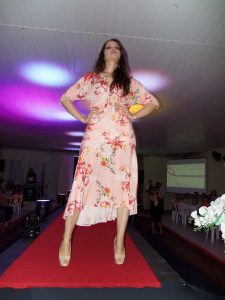 Lojas Dione Modas realizam desfile no chá da Amizade em Osório 864