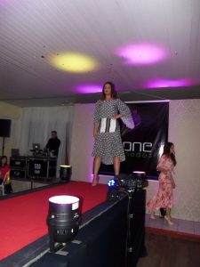 Lojas Dione Modas realizam desfile no chá da Amizade em Osório 866