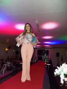 Lojas Dione Modas realizam desfile no chá da Amizade em Osório 896