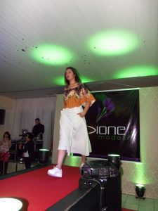 Lojas Dione Modas realizam desfile no chá da Amizade em Osório 910