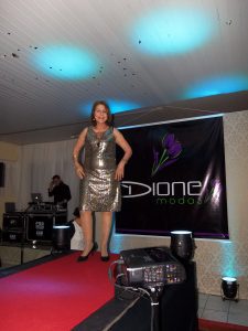 Lojas Dione Modas realizam desfile no chá da Amizade em Osório 926