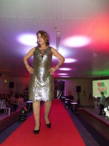 Lojas Dione Modas realizam desfile no chá da Amizade em Osório 928