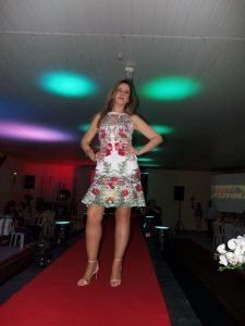 Lojas Dione Modas realizam desfile no chá da Amizade em Osório 938