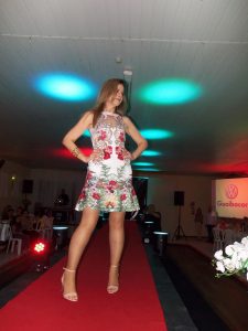 Lojas Dione Modas realizam desfile no chá da Amizade em Osório 940
