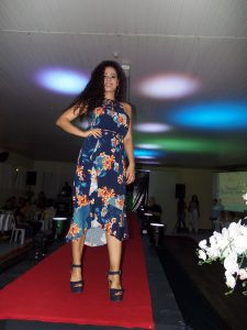 Lojas Dione Modas realizam desfile no chá da Amizade em Osório 952