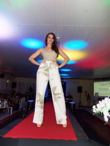 Lojas Dione Modas realizam desfile no chá da Amizade em Osório 956