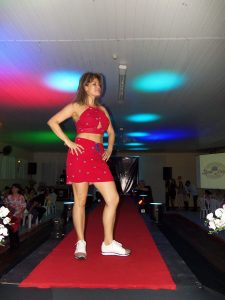 Lojas Dione Modas realizam desfile no chá da Amizade em Osório 964