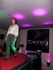 Lojas Dione Modas realizam desfile no chá da Amizade em Osório 970