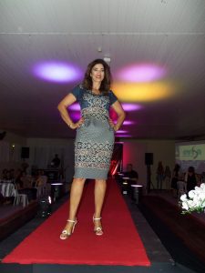 Lojas Dione Modas realizam desfile no chá da Amizade em Osório 976