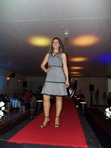 Lojas Dione Modas realizam desfile no chá da Amizade em Osório 980