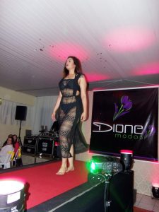 Lojas Dione Modas realizam desfile no chá da Amizade em Osório 990