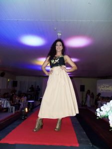 Lojas Dione Modas realizam desfile no chá da Amizade em Osório 994