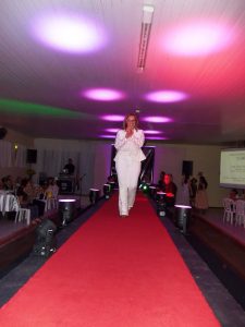 Lojas Dione Modas realizam desfile no chá da Amizade em Osório 1010