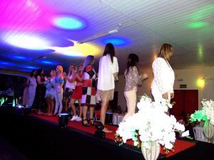 Lojas Dione Modas realizam desfile no chá da Amizade em Osório 1014