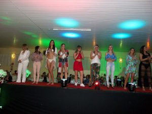 Lojas Dione Modas realizam desfile no chá da Amizade em Osório 1016