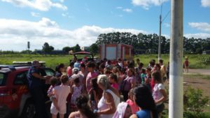 "Natal do fogo": bombeiros entregam presentes e cestas básicas em Osório 32