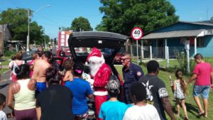 "Natal do fogo": bombeiros entregam presentes e cestas básicas em Osório 34