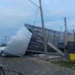 Vento forte da madrugada causa estragos no Litoral 46