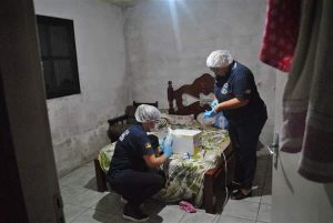 Peritas criminais do IGP realizam a perícia na casa de um dos suspeitos da morte de Alexandre de Oliveira Brito