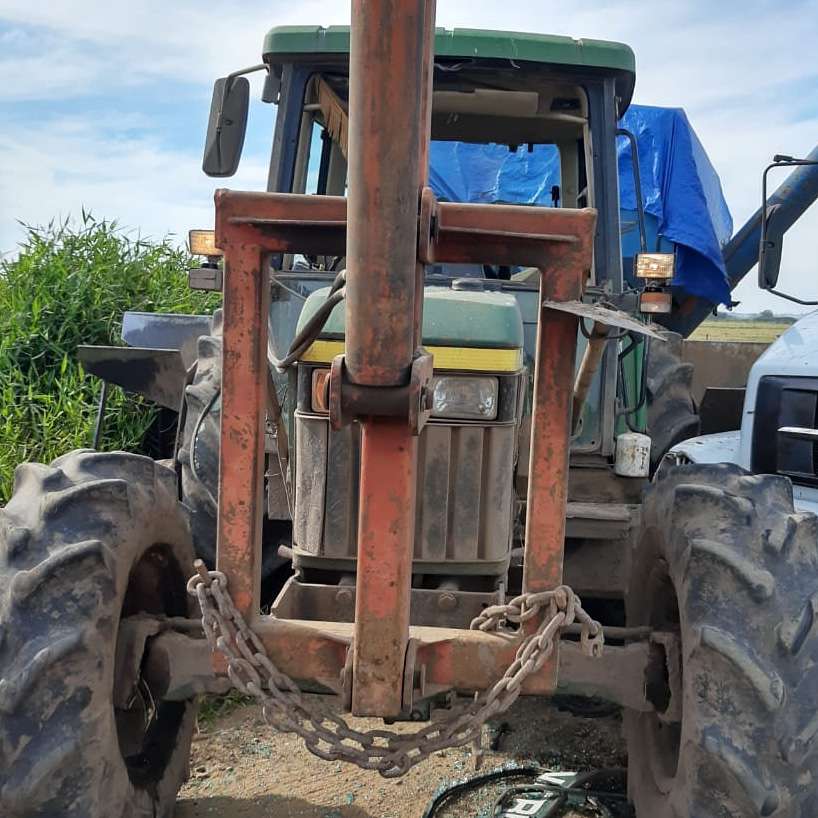 Criminoso é contido por populares furtando trator em Santo Antônio