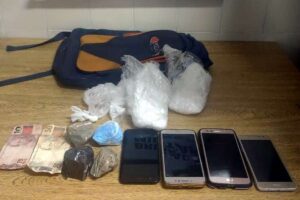 Gêmeos são presos tentando arremessar drogas e celulares para dentro penitenciária de Osório