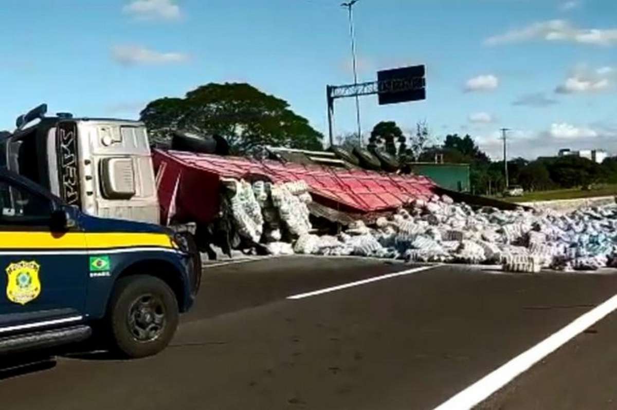 Tombamento de caminhão: liberado trecho da BR-101 em Osório