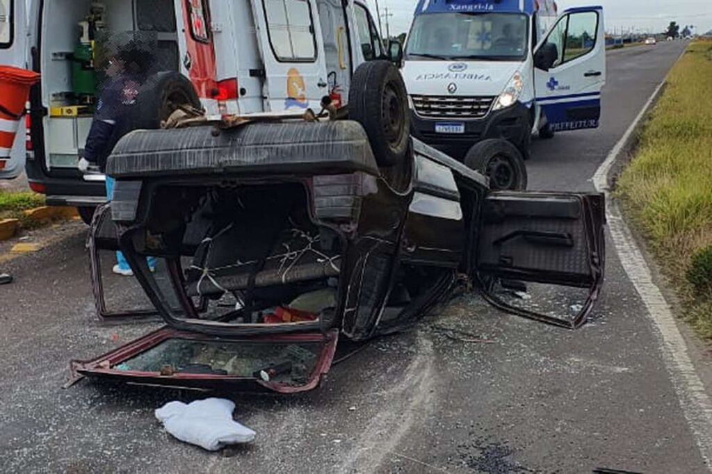 Capotamento de veículo deixa feridos na Estrada do Mar