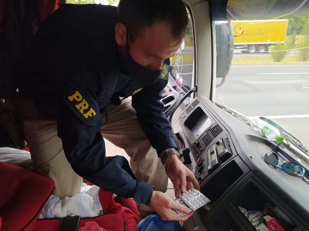 Caminhoneiro é preso com substância proibida na Freeway