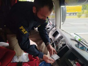 Caminhoneiro é preso com substância proibida na Freeway