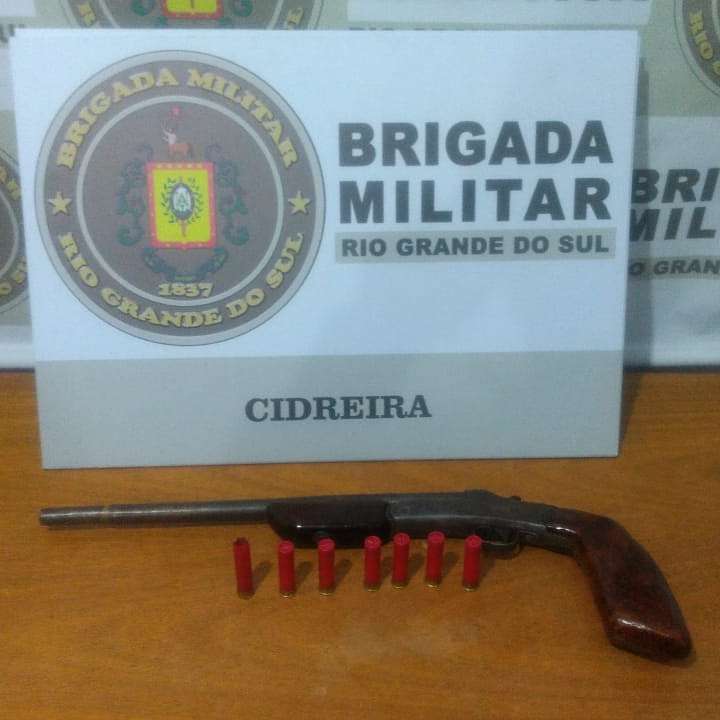 Cidreira: homem é flagrado com arma em frente a residência
