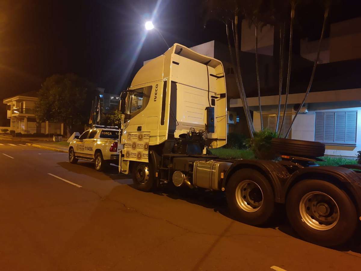 Caminhão furtado de concessionária é localizado em Osório