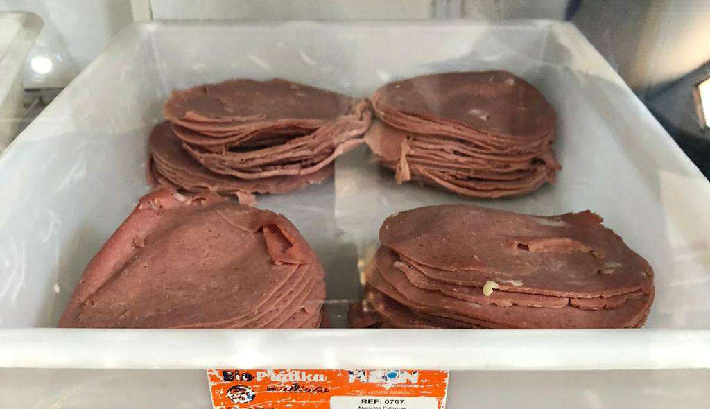 Três estabelecimentos são interditados e 3,4 toneladas de alimentos apreendidos em Tramandaí 41 Três estabelecimentos são interditados e 3,4 toneladas de alimentos apreendidos em Tramandaí 40