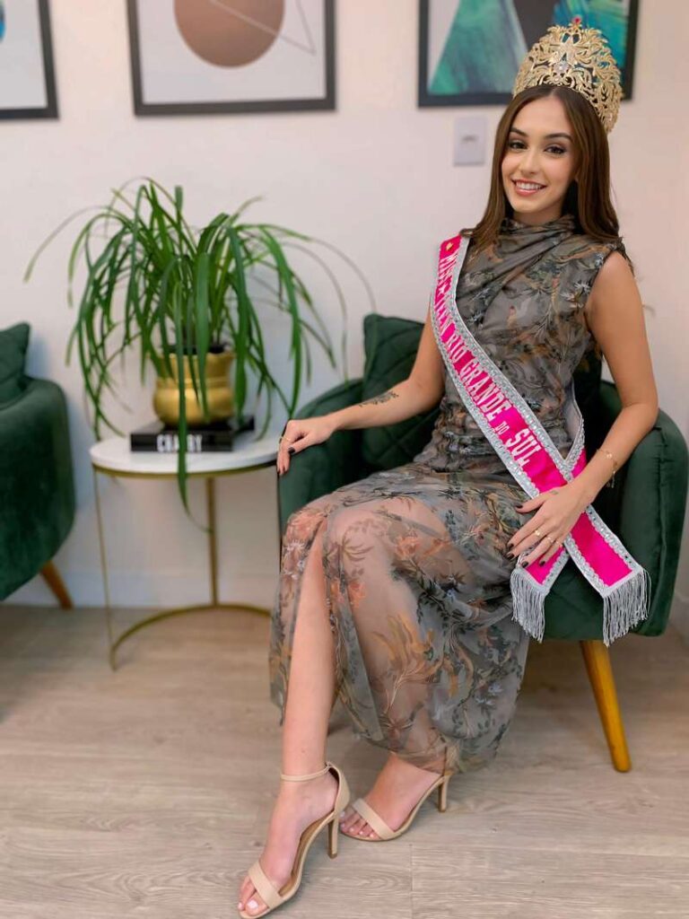 Miss Teen RS é a estrela do Dia de Provador das Lojas Dione Modas: coleção de outono inverno 2024 220