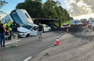 Caminhão tomba sobre carros na Freeway
