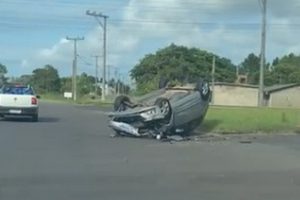 Carro capota após acidente na Estrada do Mar