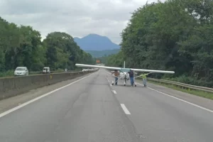 Avião faz pouso forçado na BR-101 e quase é atingido por caminhão