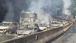 BR-101 é reaberta após explosão de caminhão-tanque