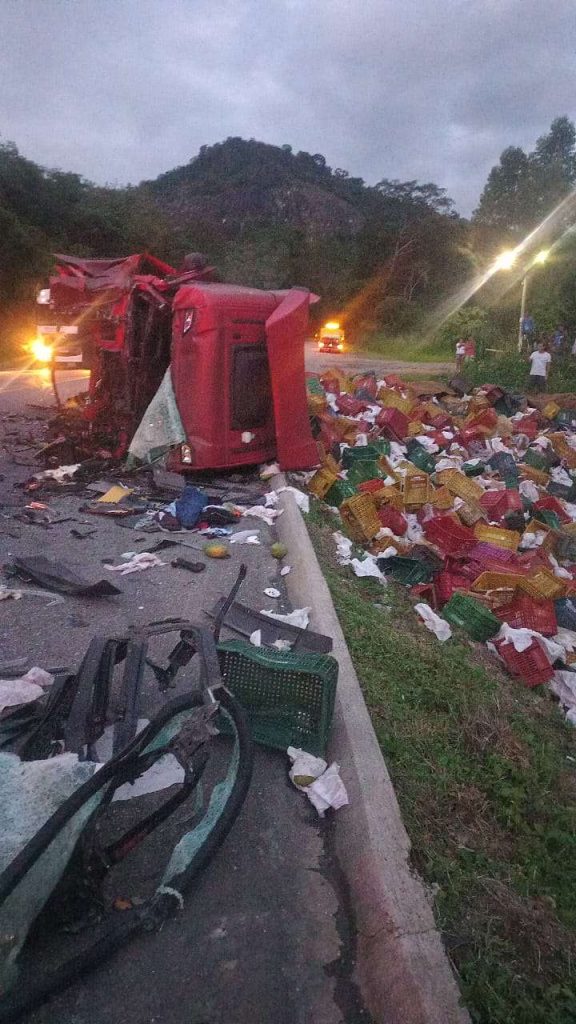 Caminhoneiro do Litoral se envolve em um acidente com mortes na BR-101