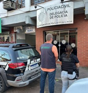 Cão morre por bicheira e dono é preso no Litoral Norte