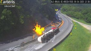 Carreta com etanol explode na BR-101